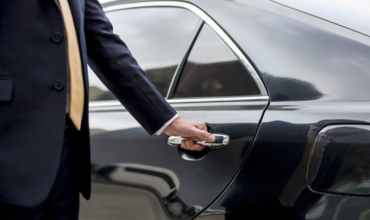 Executive car service Edinburgh, luxury Mercedes for business transfers